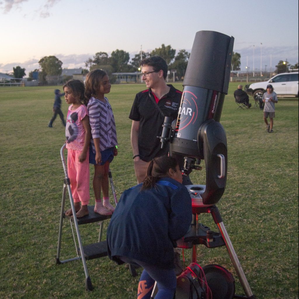 Observing Saturn as the sun sets allowing other bright stars to come out.